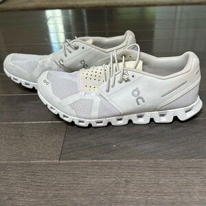 OnCloud 5 women’s size 7 no tie shoe